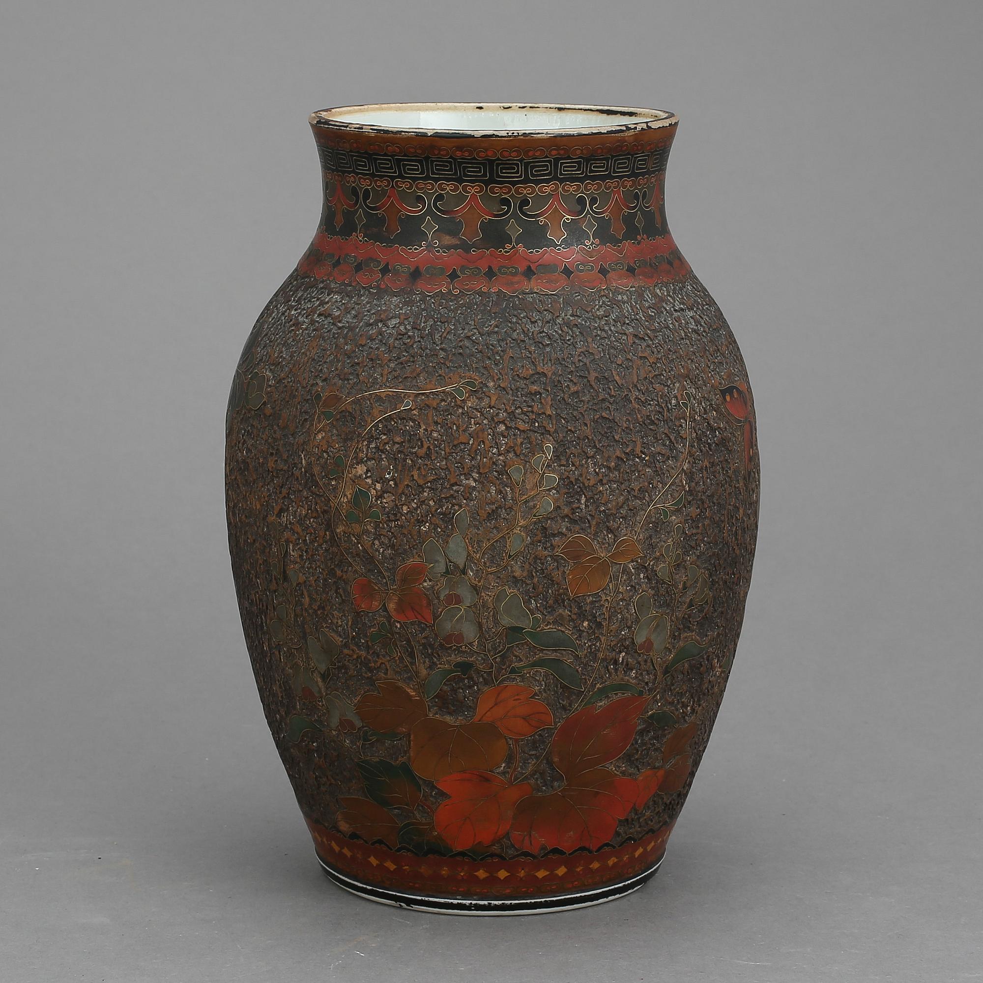 VAS, porslin och cloisonné, Japan, omkring 1900.
