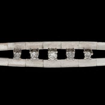 ARMBAND, 18k vitguld med 5 briljantslipade diamanter tot ca 0,21 ct. Vikt ca 23 gram.
