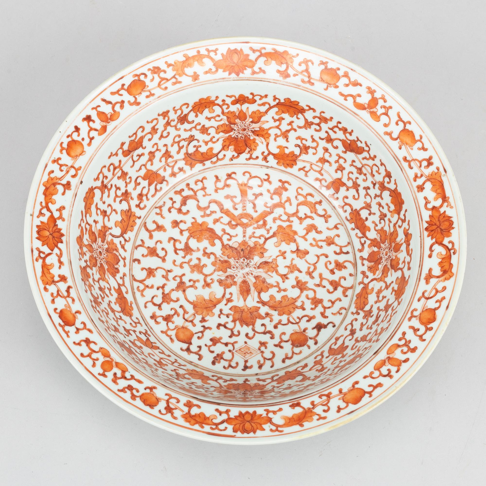 A porcelain basin, late Qing dynasty, late 19th century.