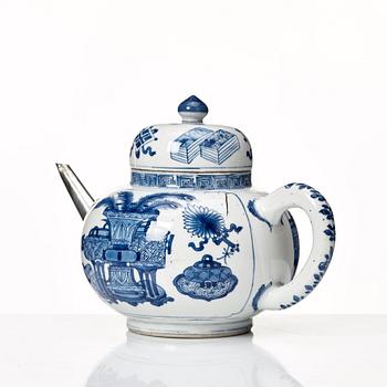 A large blue and white tea pot with cover, Qing dynasty, Kangxi (1662-1722).