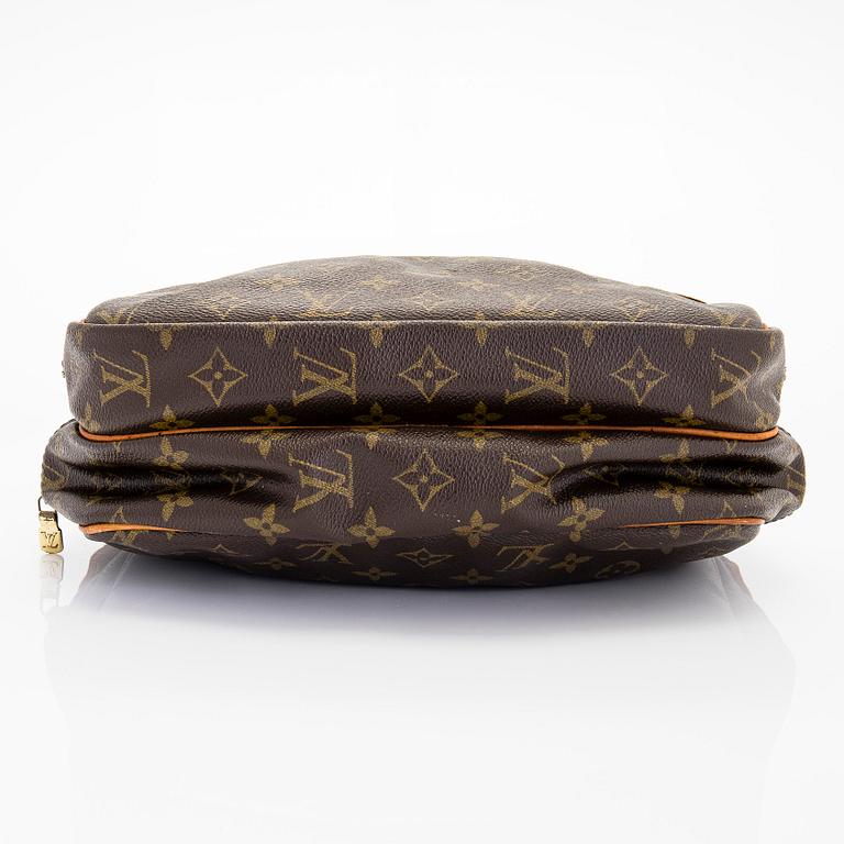 Louis Vuitton, a Monogram Canvas 'Reporter GM' shoulder bag.