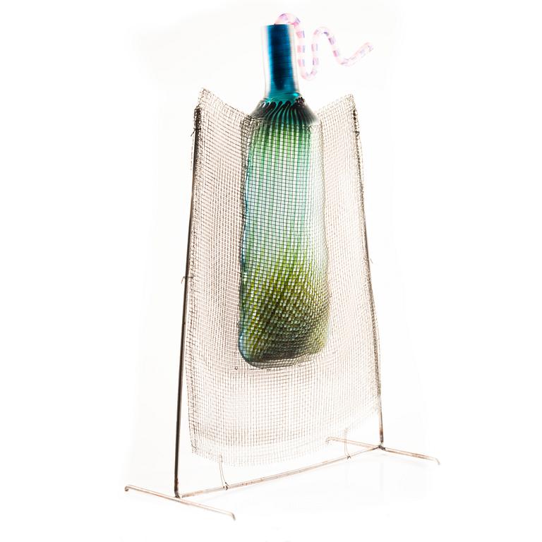 MARKKU SALO, SKULPTUR. Flaska blåst i nät. Sign. Markku Salo, Nuutajärvi 1991 Notsjö.