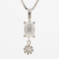 Hänge, 18K vitguld med smaragdslipad diamant samt mindre briljantslipad diamant, kedja 18K vitguld.