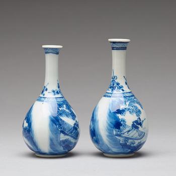 A pair of blue and white pear shaped vases, Qing dynasty, Kangxi (1662-1722).