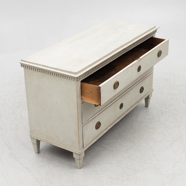 A chest of drawers, 19th century.