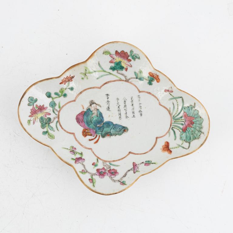 A Chinese famille rose porcelain dish, late Qing dynasty, 19th century.