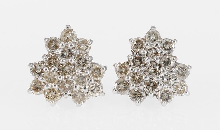 A pair of diamond earstuds, app. tot. 1.80 cts.