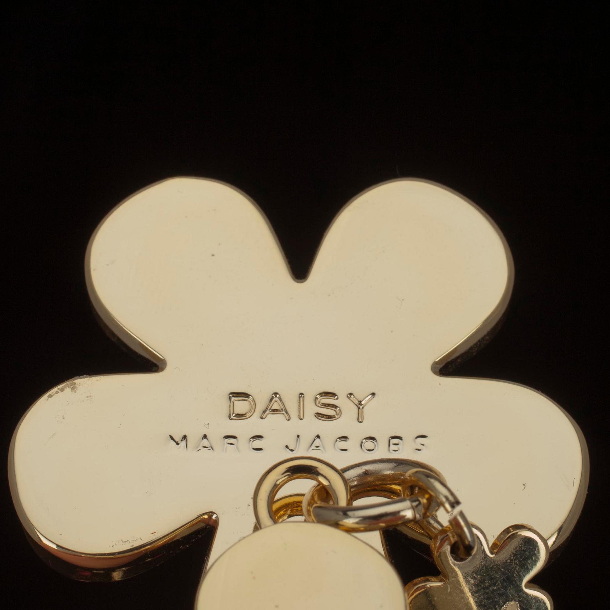 BIJOUTERIER / PARFYM, "Daisy", samt PENNA,  Marc Jacobs.