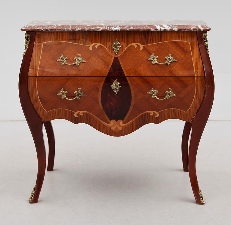 BYRÅ, rokokostil, 1900-talets andra hält.