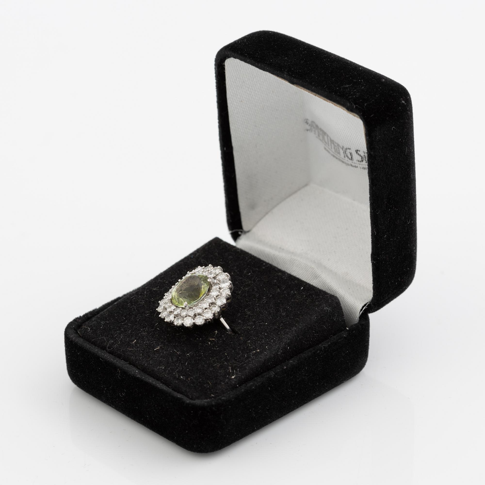 Ring, cocktailring 18K vitguld med ljusgrön turmalin och briljantslipade diamanter.