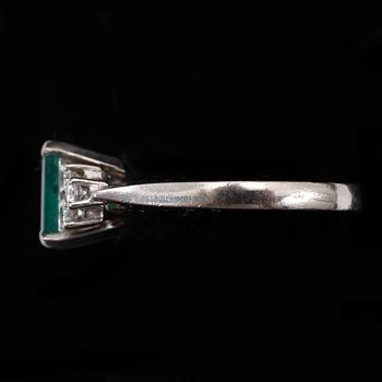 RING, 18k vitguld med smaragd och briljantslipade diamanter tot ca0,21ct. Vikt 5g.