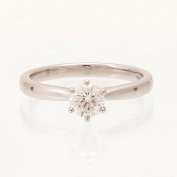 A 950 platinum solitaire ring set with a round brilliant cut diamond with GIA dossier, Vanbruun.