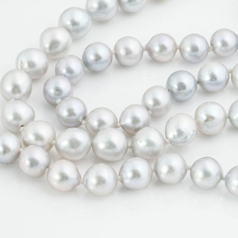 A cultured pearl necklace.