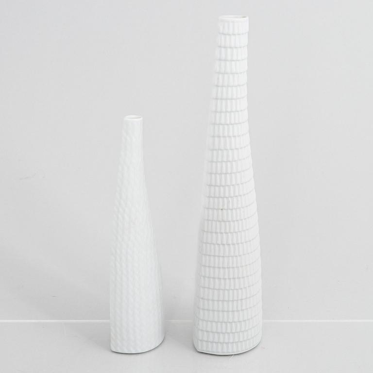 Stig Lindberg, a set of two stoneware vases, and two dish, "Reptil" and a vase "Fjäll", Gustavsberg 1953-63 and 1960-61.