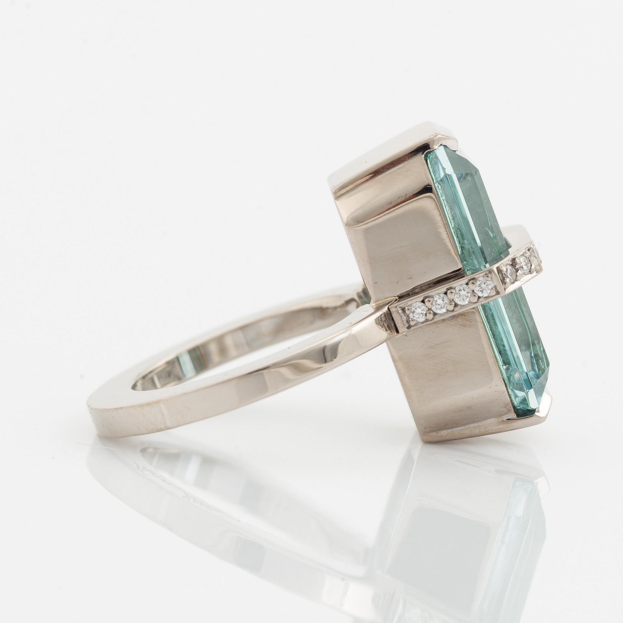 Efva Attling, "bend over ring", cocktailring med akvamarin och briljantslipade diamanter.