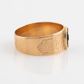 18K gold, onyx and seed pearl ring.