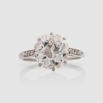 1191. A 4.05 cts brilliant-cut diamond ring.  Quality circa H/VVS2. Flanked by small single-cut diamonds.