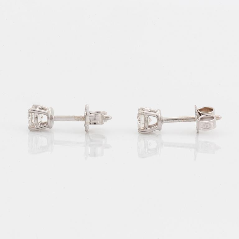 Örhängen, med briljantslipade diamanter.