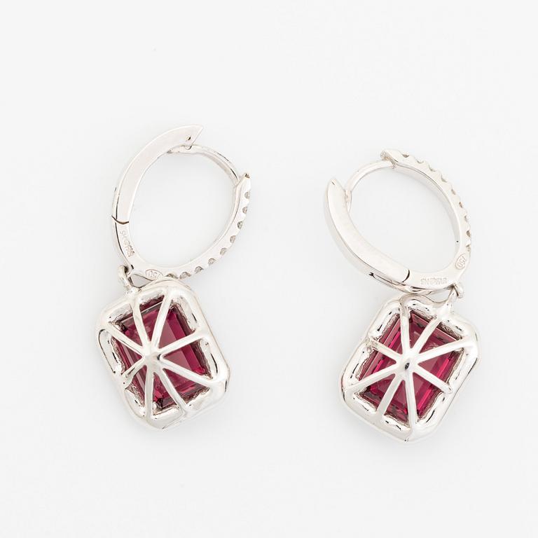 Örhängen med turmaliner och briljantslipade diamanter.