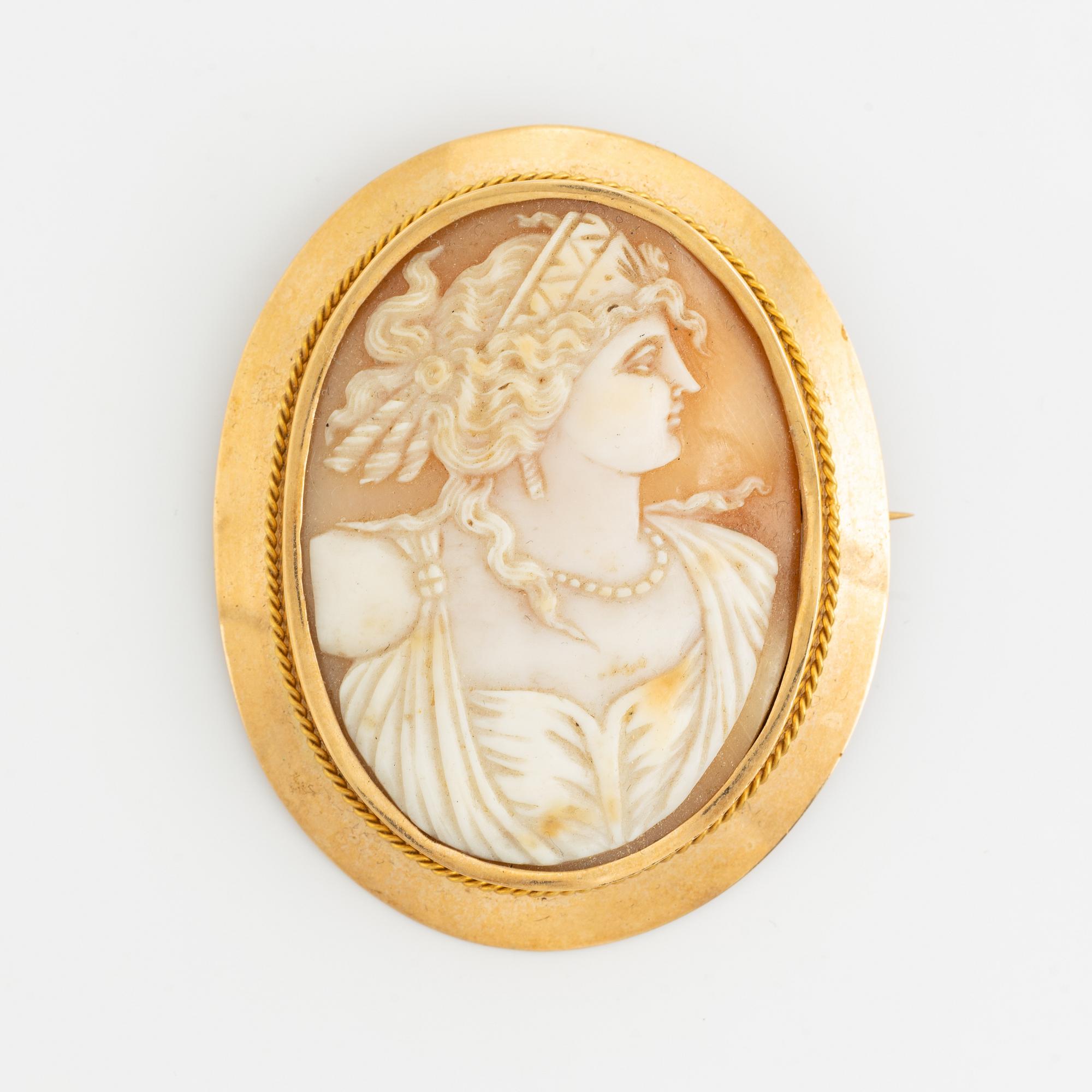 Gold and shell cameo brooch.