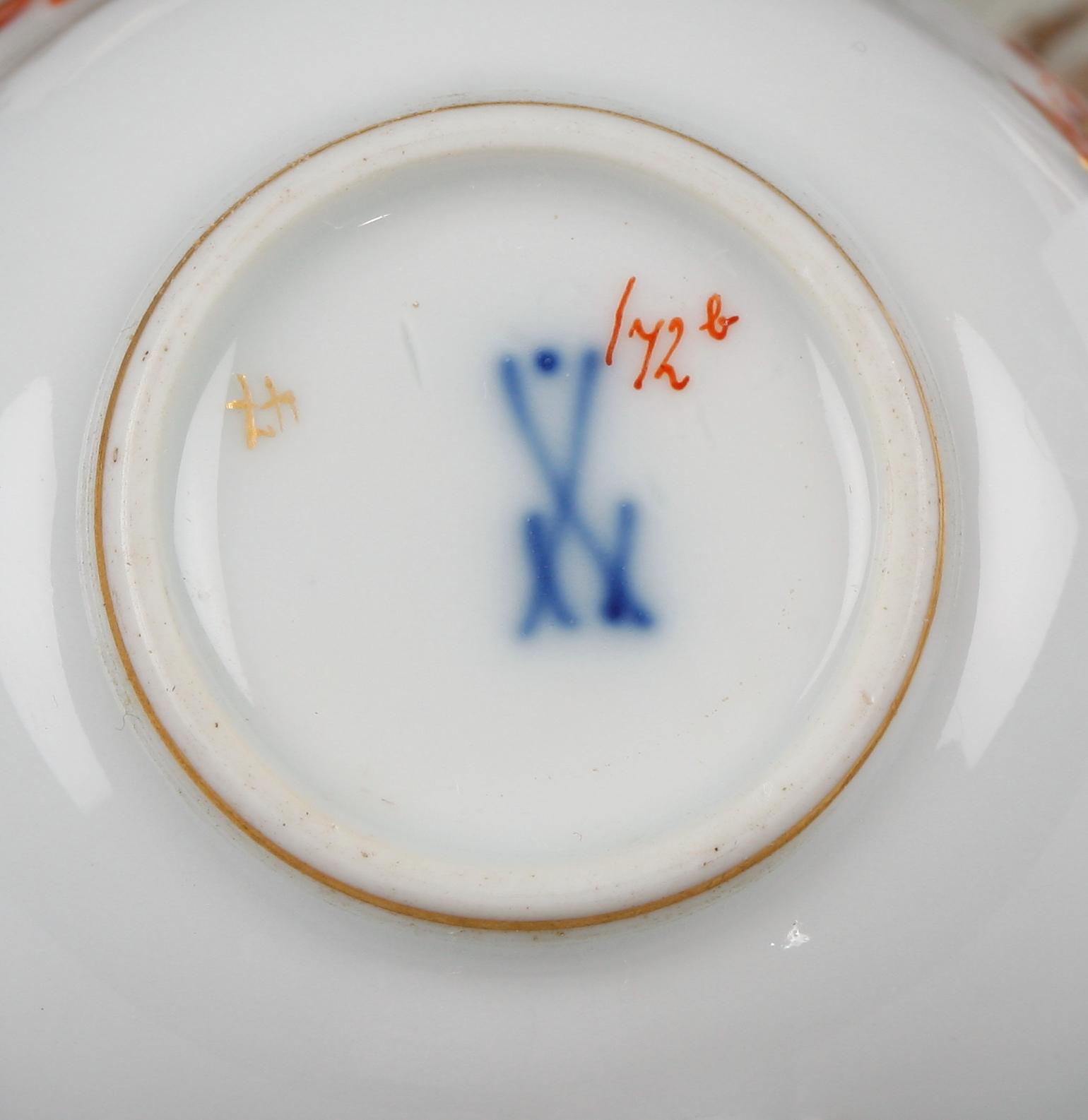 KAFFEKOPPAR MED FAT, 3 st, porslin, rokokostil, Meissen, 1900-tal.