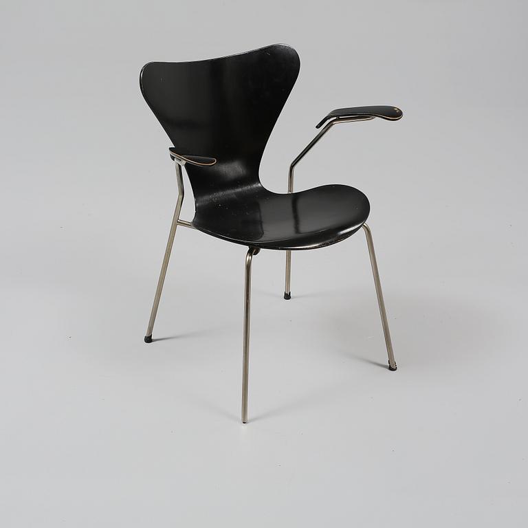 KARMSTOL, "Sjuan", Arne Jacobsen för Fritz Hansen, modell formgiven 1955.