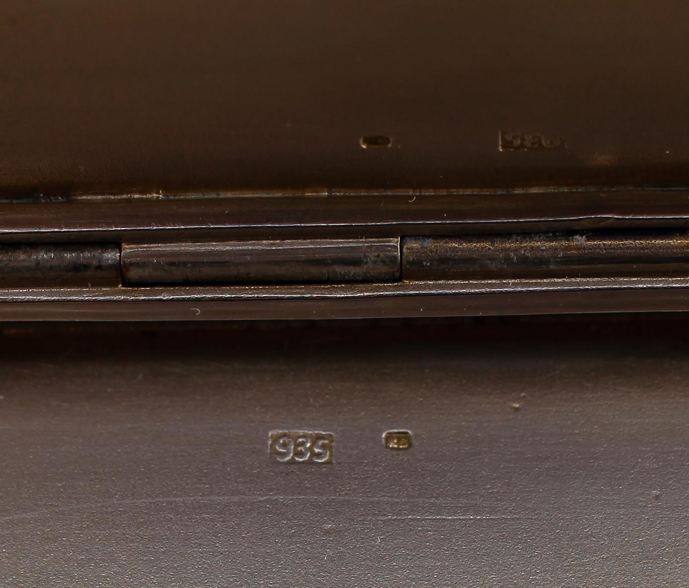 DOSA, silver och emalj, 1900-talets första hälft. Vikt ca 126 gram.