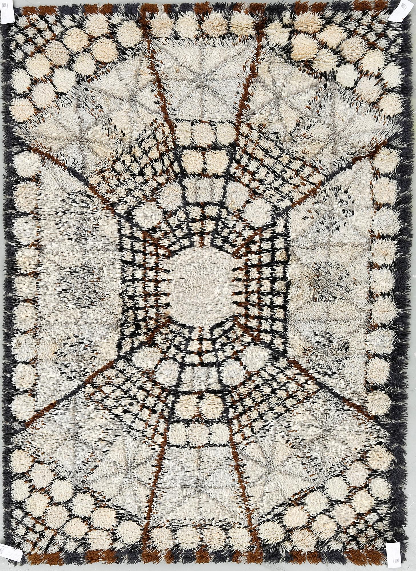 MATTA, maskinvävd rya, "Östergyllen". Marianne Richter för Wahlbecks i Linköping. Komponerad omkring 1969. Ca 190x140 cm.