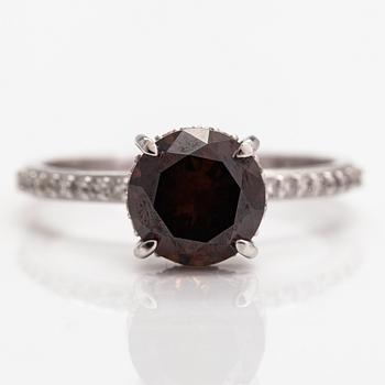 A 14K white gold ring with diamonds ca. 2.30 ct in total. GWlab certificate.