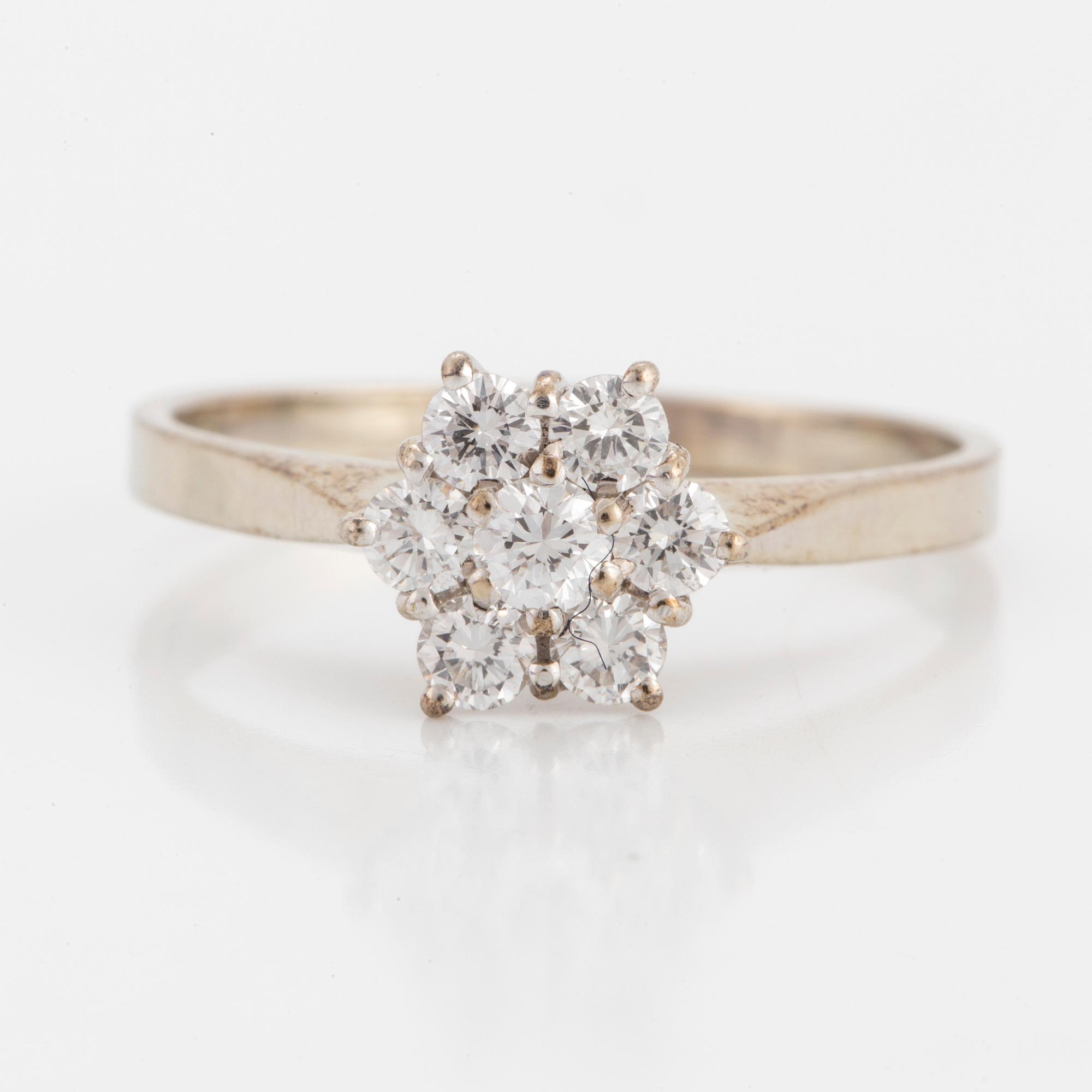 CLUSTER RING, 18K white gold with 7 diamonds 0.54 cts, according to engraving.
