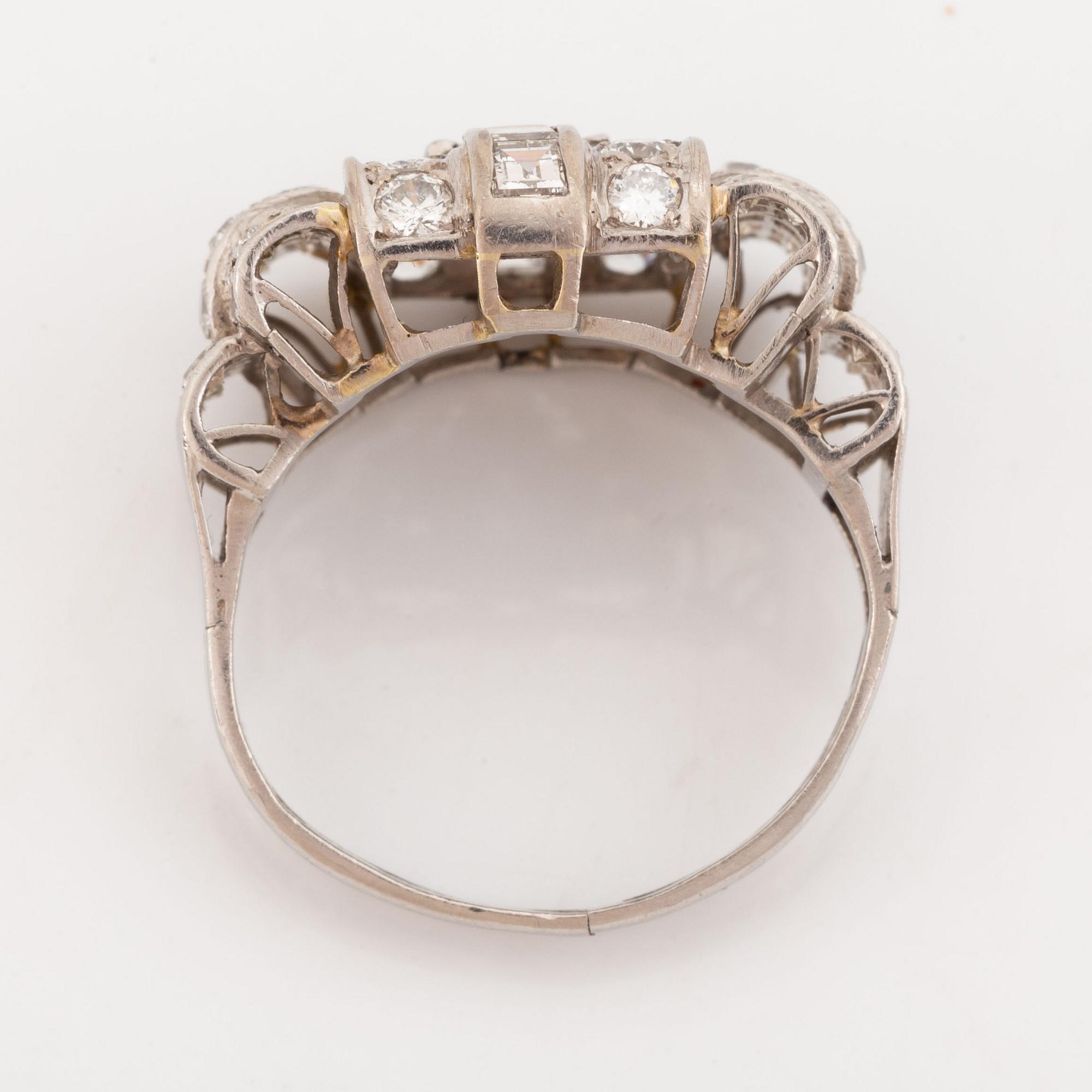 Ring, platina med diamanter.
