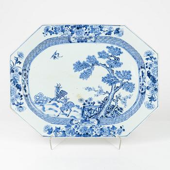 Stekfat, porslin, Kina, Qingdynastin, Qianlong (1736-95).