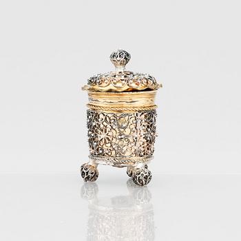 Johan Friedrich Straub, miniatyrbägare med lock, förgyllt silver, filigran, Karlstad (1674-1713). Barock.