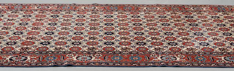 A carpet, semi-antique Veramin, ca 317-323 x 196-200 cm.