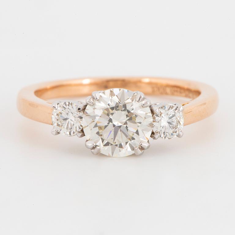 Brilliant-cut diamond three stone ring. GIA-report.