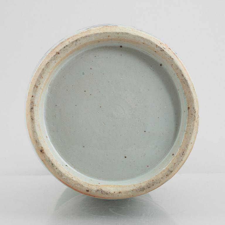 A porcelain vase, China, Qing dynasty, late 19th century.