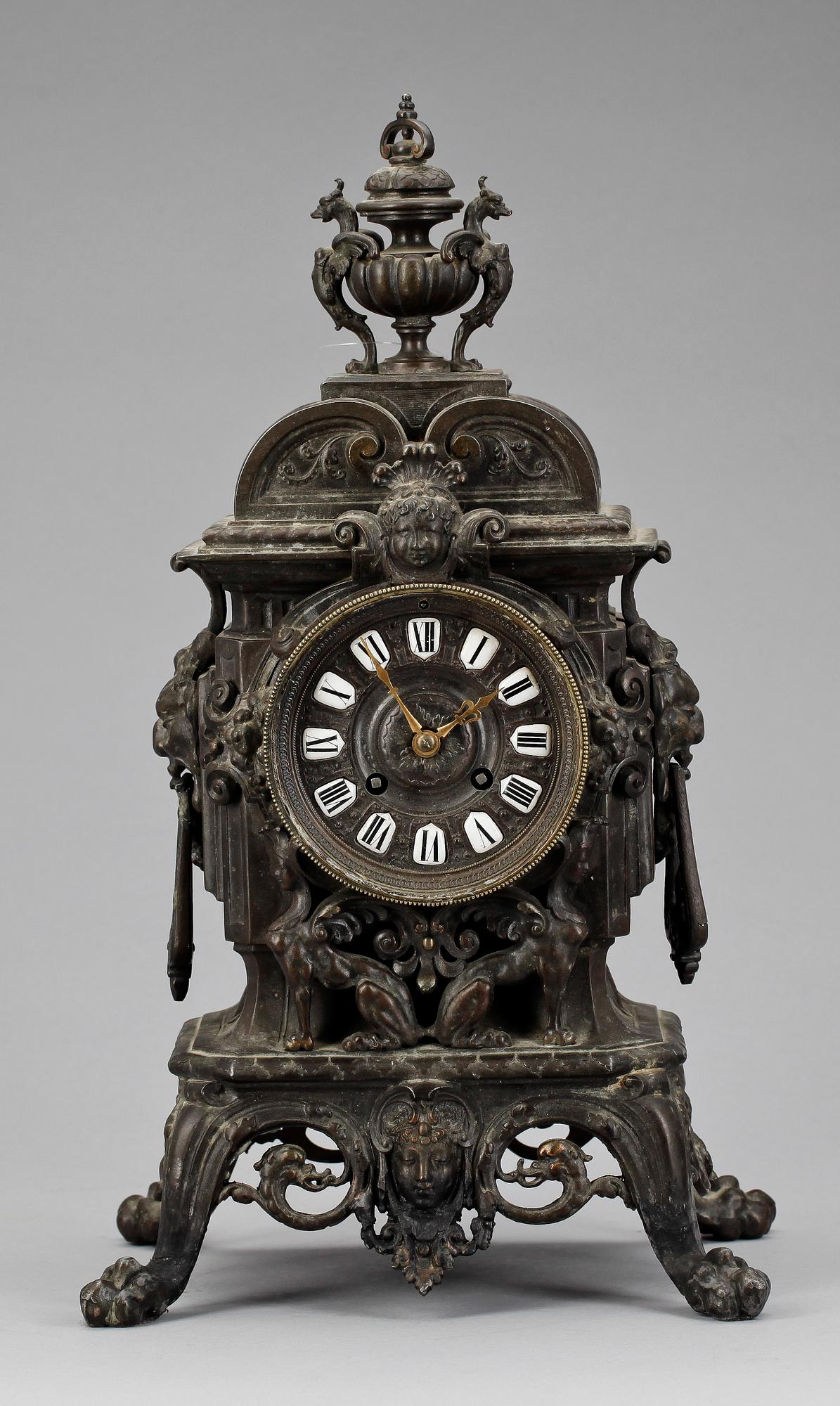 BORDSPENDYL, mörkpatinerad brons, Louis XIV-stil, urverk märkt Japy Frere, Paris, Frankrike, 1800-talets slut.