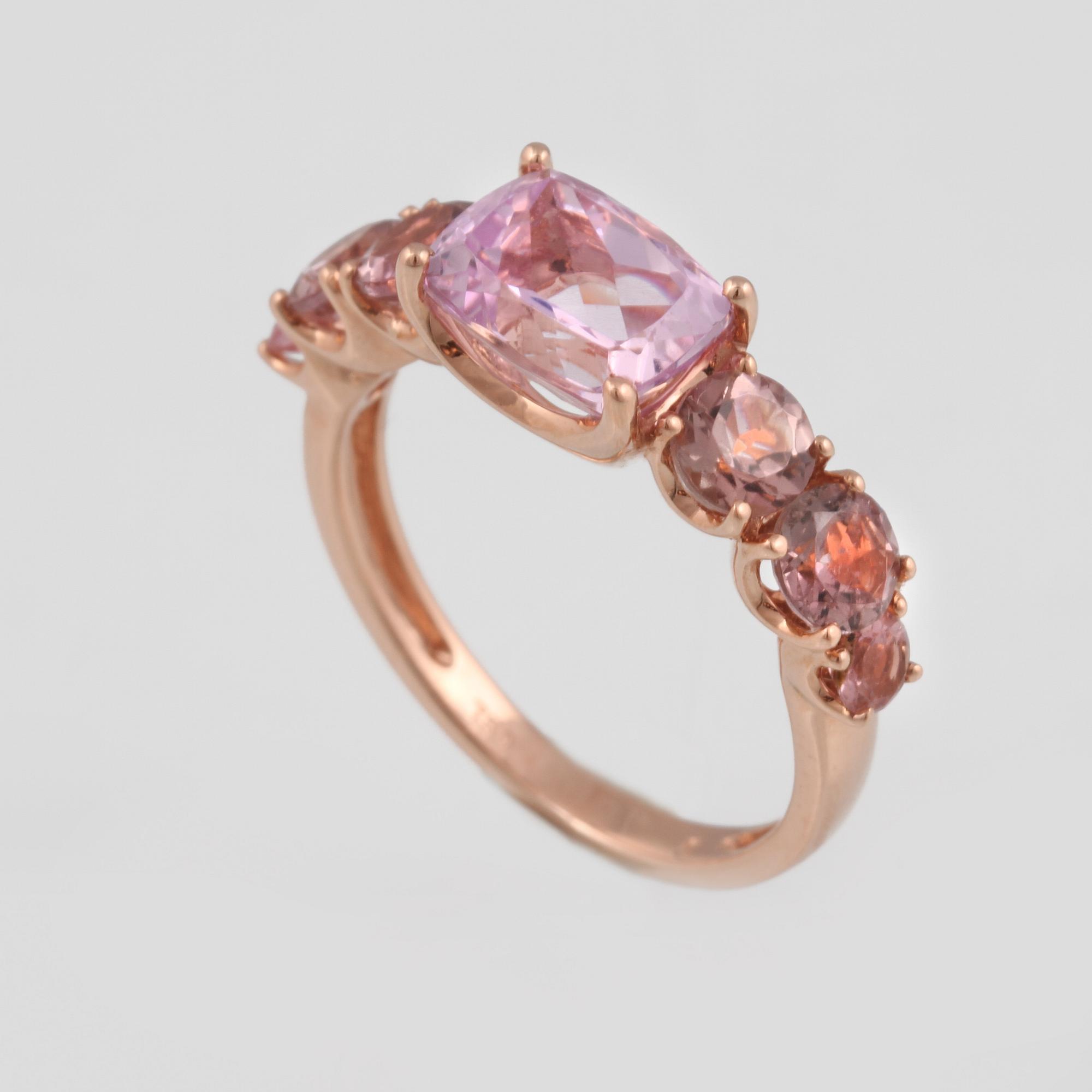RING, 18K guld med fasettslipad kunzit ca 2.02 ct samt fasettslipade turmaliner 1.27 ct. Vikt 3,7 gram.