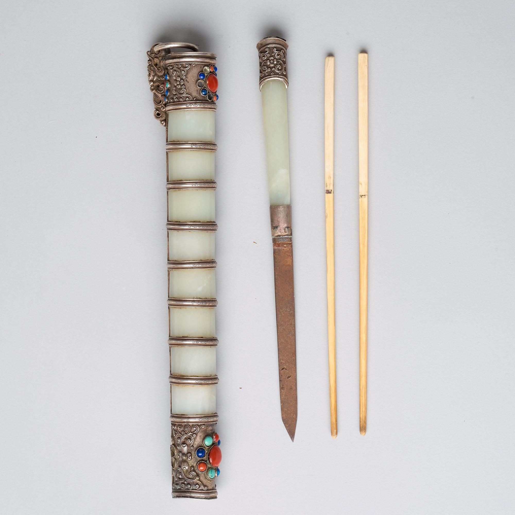 BESTICK, försilvrad koppar med inläggningar. Tibet, 1800-tal. Nefriten med signatur.