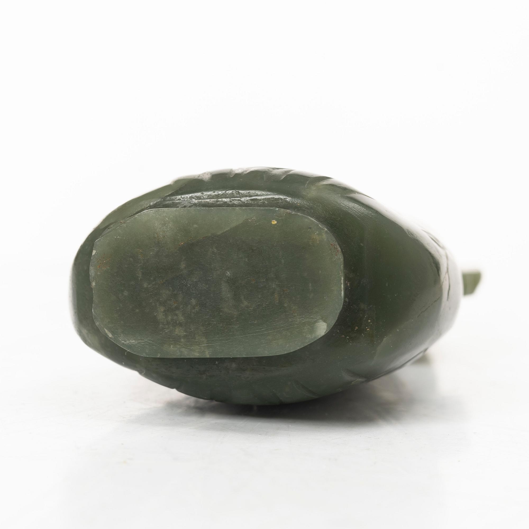 Vas, grön sten, möjligen bowenit, Kina, 1900-tal.