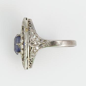RING, 18k vitguld med safir och små diamanter, Sverige, 1946. Vikt 5,9g.