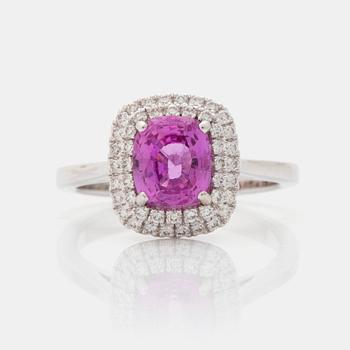 466. An 18K white gold ring set with a pink sapphire and round brilliant-cut diamonds.