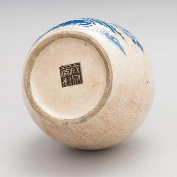 A ge-glazed blue and white Chinese porcelain vase from late Qing Dynasty, around 1900.