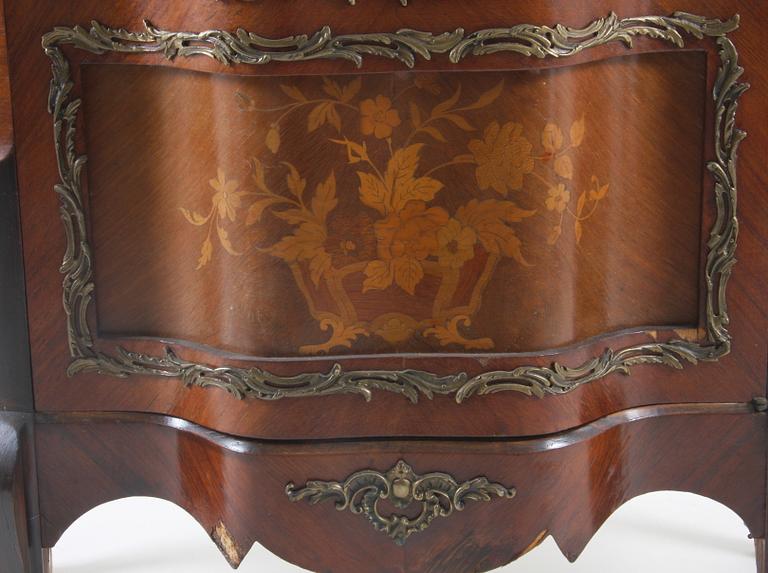 VITRINSKÅP, Louis XV-stil.