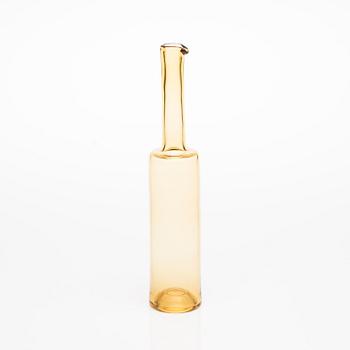 FLASKA, glas, signerad Nanny Still Riihimäen Lasi Oy. Modellen formgiven 1959.