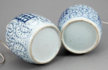 BORDSLAMPA/INGEFÄRSKRUS, ett par snarlika, porslin, Kina, 1900-tal.