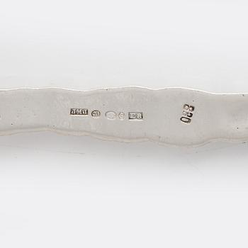 Nine pieces of silver cutlery.