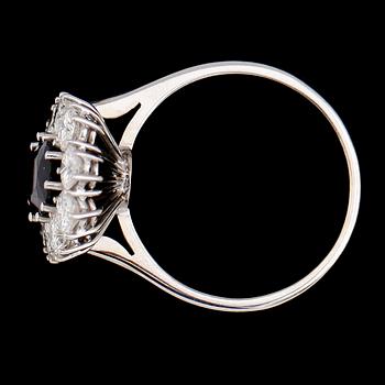 RING, 18K vitguld, safir, briljantslipade diamanter tot ca 1.36 ct. Vikt ca 5 g.