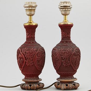VASER, ett par, omgjorda till BORDSLAMPOR, lackerat trä. Kina, 1900-tal.