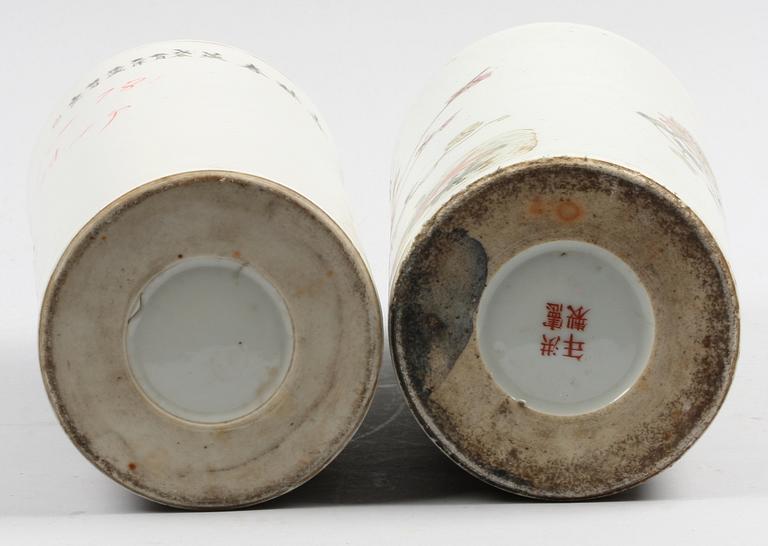 PENSELVASER, 2 st, porslin, Kina, 1900-tal.